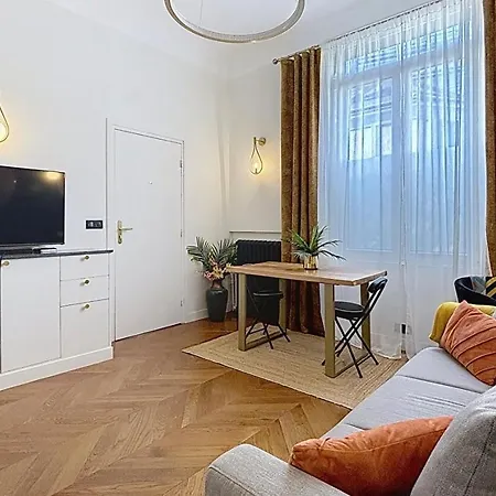 Paris Avec Parking Apartment